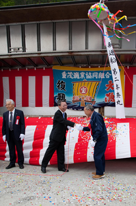 加藤生活クラブ連合会会長（左）と伊藤組合長はかたい握手