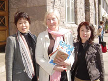 06年度「協同組合の旅」荻原妙子さん（左）と宮野洋子さん（右）06年度「協同組合の旅」にて