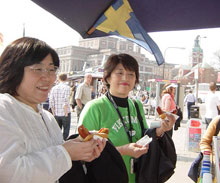 鈴木優子さん（左）と大河原雅子さん（右）06年度「協同組合の旅」にて