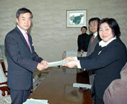 松沢神奈川県知事（左）に要望書を手渡す鈴木優子さん（右）
