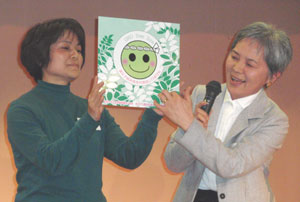 交流会では、生活クラブ栃木の丸山理事長（左）と静岡の赤堀理事長が栃木で制作したフリーゾーン・ミニ看板を紹介しました。