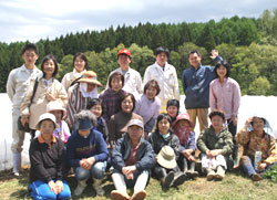 苗の植え付けに参加した組合員のみなさん。今回はトマトジュースの提携生産者である日本ミルクコミニティ（株）や長野興農（株）、JA全農からも参加がありました。