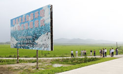 産地のひとつである黒龍江省の鶏東には、平田牧場や生活倶楽部と書かれた巨大な看板が立っています