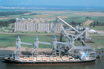 CGB社のリバーエレベーター（中央奥）と大型外航船（手前）