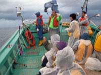 雄武漁協･流通加工部長の高橋譲さん（中央）から、定置網漁について説明を受けました