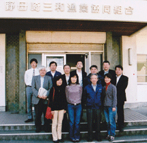 浅川代表理事組合長（前列右から２人目）らと