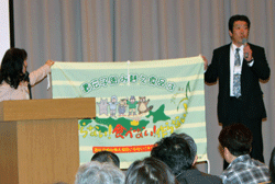 川俣義昭さんから、徳島県へ新たにつくられた旗の引き継ぎ