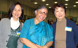 佐々木郁子連合理事（写真左）、インドの環境活動家のヴァンダナ・シヴァさん、荻原連合理事
