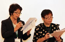 共同宣言文を読み上げる荻原妙子さん（左）と田中裕子さん
