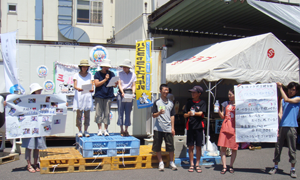 生活クラブ長野で松本センター建設に向けて活動する組合員による牛乳アピール