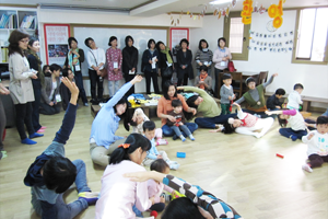 「タヘン(多幸）」と呼ばれる韓国の子育ての集まり｡地域での若い母親と子どもたちのあつまり。親子でヨガのレッスン中