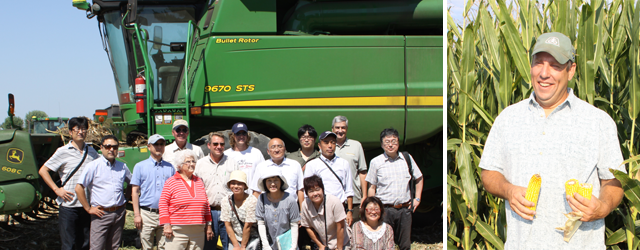 NON-GMトウモロコシを収穫する機械とミッション参加者（左写真）、生産者のジョン・キャプリンさん