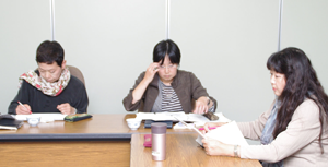 連合理事で生活クラブ静岡理事長の前田りつ子さん（右端）。
写真は2011年に放射能自主基準を討議した自主管理委員会の模様