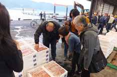 朝の長崎魚市場も視察し、いろいろな魚種が水揚げされることを確認しました