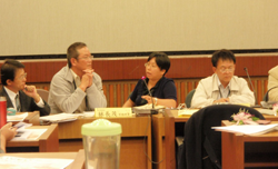 台湾の市民団体関係者と政府関係者のやりとり