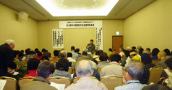 「2015年『4.9反核燃の日』全国市民集会」で山田清彦さんの話を聞く参加者たち