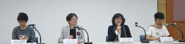 右から陳敏香さん、キム・ヨンスンさん、アン・インスクさん（司会・幸福中心生協連合会会長）、木村庸子さん