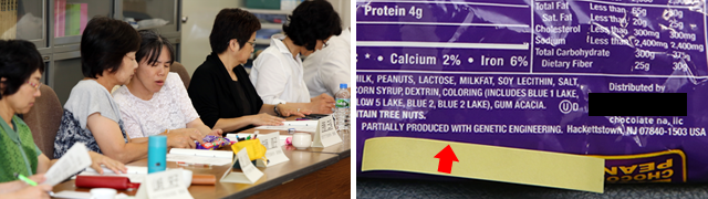GMO表示の食品を見る組合員（写真左）。あるチョコレート菓子には「一部は遺伝子組み換え技術によって生産」と記載されています。