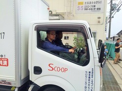 支援物資を積んだエスコープ大阪の配送トラック