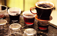 コーヒーの抽出液は最初ほど濃くて味がよく、時間とともに薄くて雑昧が混じったものになる（左が最初の抽出液。右へいくほど時間が経過している）