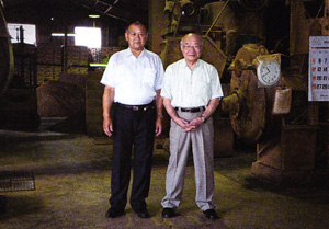 左から米澤製油の社長の森田政男さん。<br >安田大三さん。