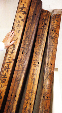寿命を迎えた木おけの正直（板と板とが合わさっていた部分）に書かれた、江戸時代の職人のメッセージ