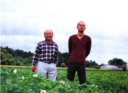 海老澤さん（左）と今年入社した長男･挙人さん。「60歳を過ぎ、組織を維持できるよう後輩を育て、受け継ぐのが自分たちの使命になってきたと痛感します」（海老澤さん）