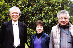 安本純男さん（左）と横山江末子さん（中央）、重信さん夫妻