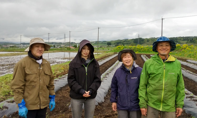 定植が終わった畑で、上野さんご夫妻と黒柳さんご夫妻です。