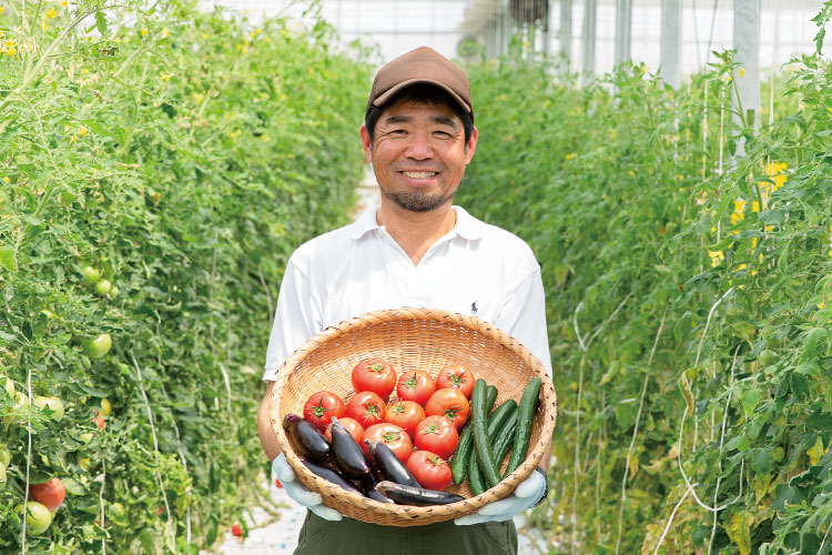 野菜を持つ生産者
