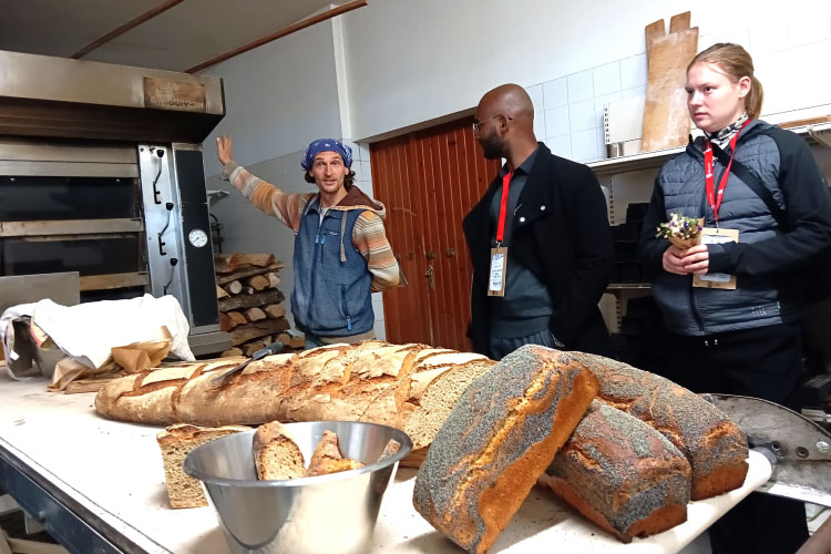 人口約300人のシガラン村　パン屋