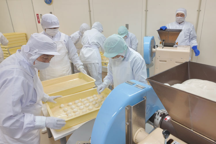 遊佐の丸もち　製造現場風景