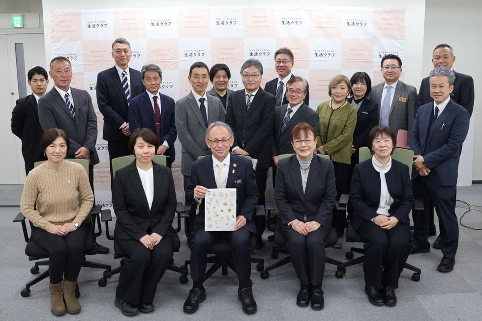 沖縄県知事・玉城デニー氏が生活クラブ連合会へ来訪、生活クラブのみなさんと記念撮影
