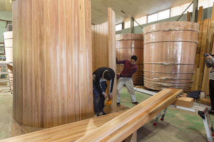 木桶を組む様子