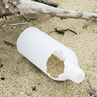 プラスチックを分別。「漂流海藻」を肥料に