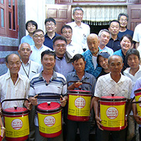 ベトナム産エビ「ファーマーズシュリンプ」の生産者に感謝状とエビの運搬容器を贈りました