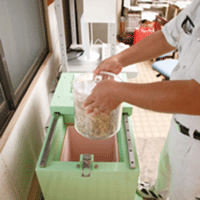 栃木の牛乳生産者が独自の放射能対策に取り組んでいます